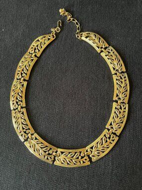 Vintage Unbranded gold tone leaf choker
